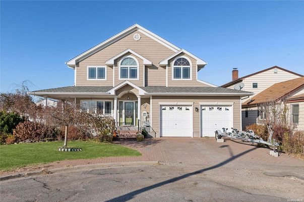 Attached, Exterior, Facade, American Craftsman
