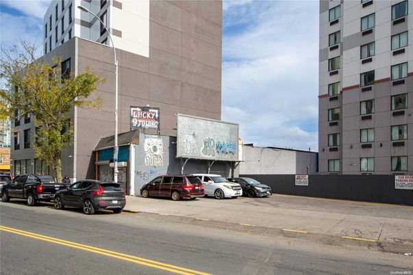 Exterior, Facade, Highrise