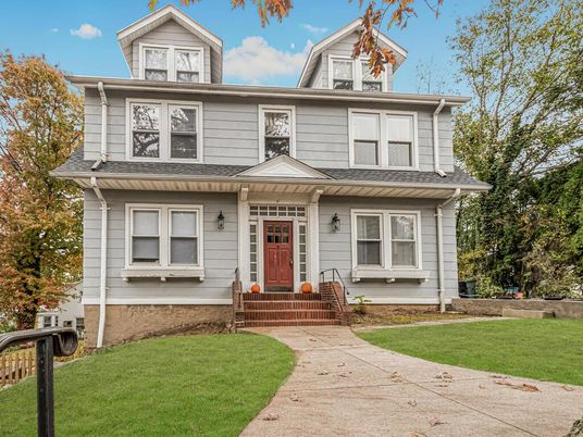 Exterior, Facade, American Foursquare