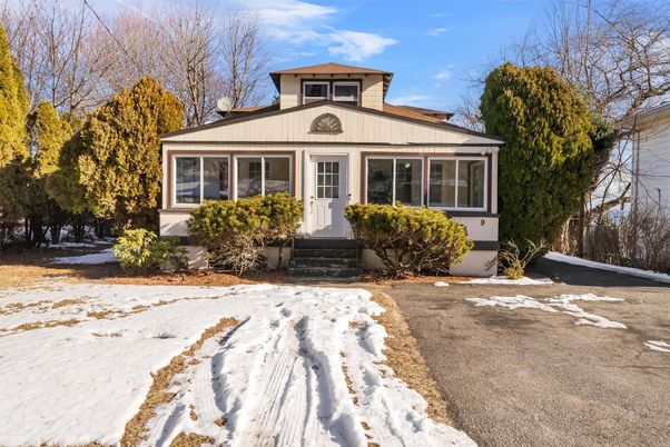 Exterior, Facade, American Foursquare