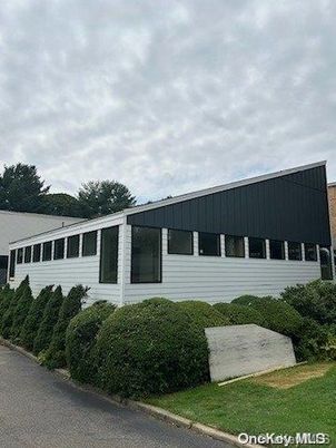 Exterior, Facade, Ranch