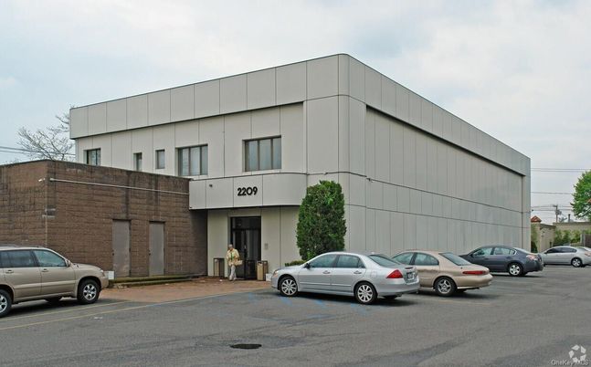 Exterior, Facade, Modern