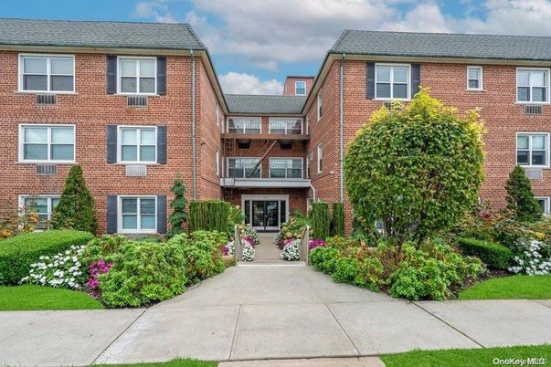 Exterior, Facade, Brick Facade, Rowhouse