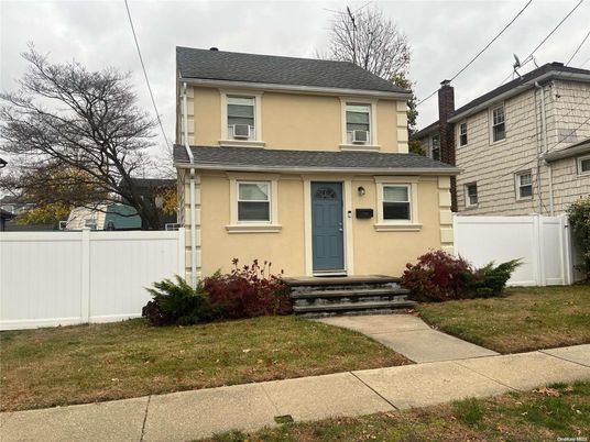 Exterior, Facade, American Foursquare