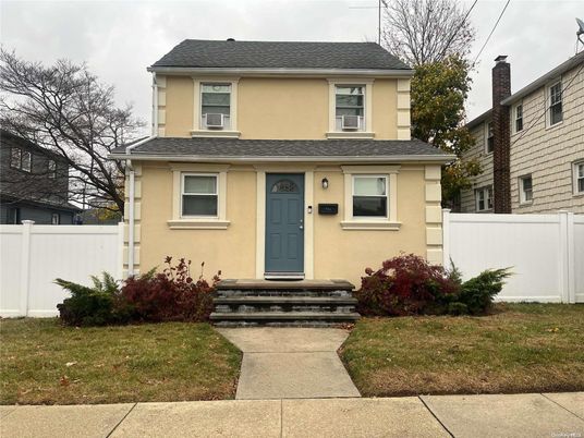 Exterior, Facade, American Foursquare