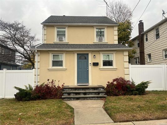 Exterior, Facade, American Foursquare