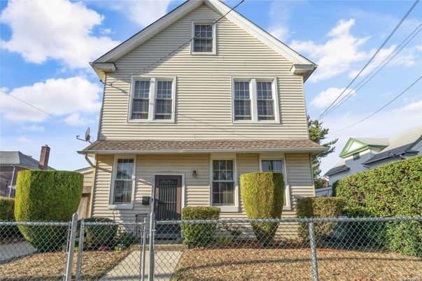 Exterior, Facade, Queen Anne Victorian