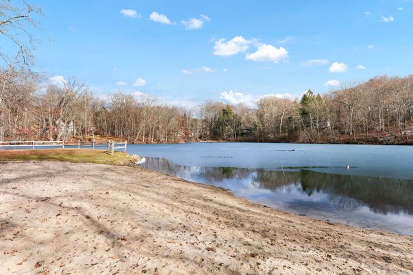 Exterior, Lake