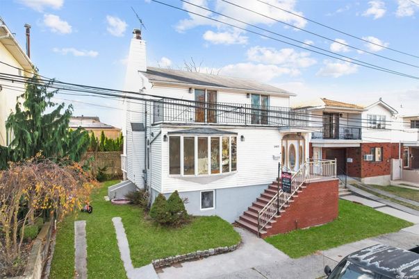 Backyard, Exterior, Facade, Raised Ranch