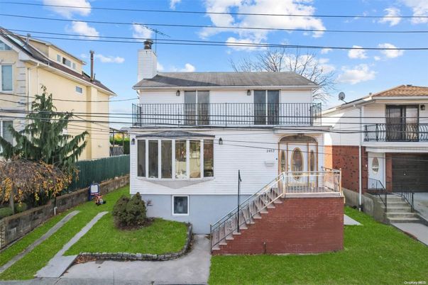 Exterior, Facade, American Foursquare