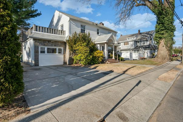 Attached, Exterior, Facade, Cape Cod