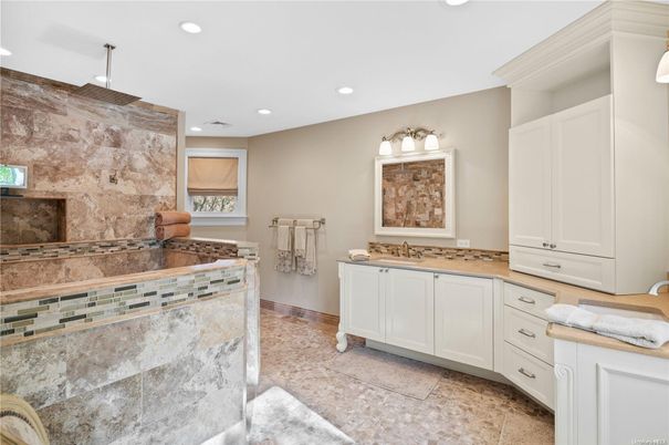 Bathroom, Dual Sink Vanities, Interior, Recessed Lighting
