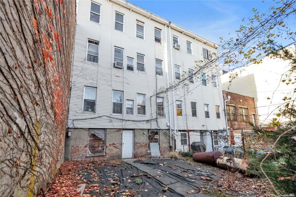 Exterior, Facade, Rowhouse