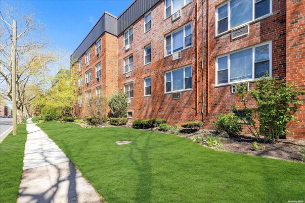 Exterior, Facade, Brick Facade, Rowhouse