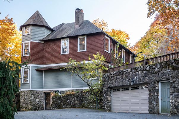 Attached, Exterior, Facade, Queen Anne Victorian