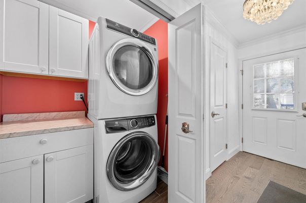 Interior, Utility Closets, Washer, Wood Texture Flooring