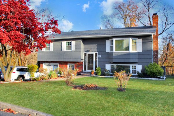 Exterior, Facade, Raised Ranch