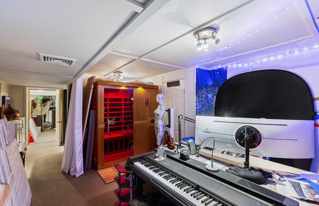 Interior, Piano