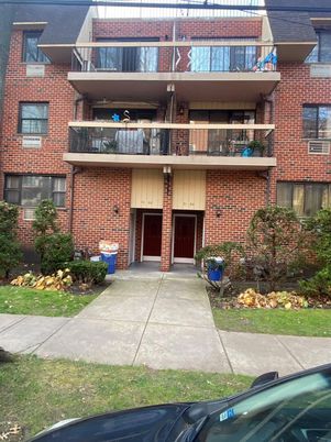 Exterior, Facade, Brick Facade, Rowhouse