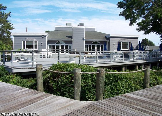 Exterior, Lake