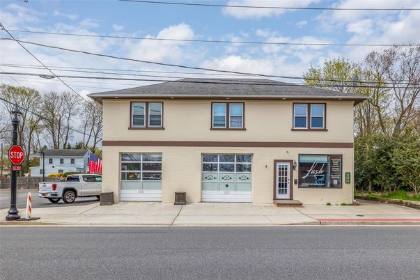 Attached, Exterior, Facade, American Foursquare