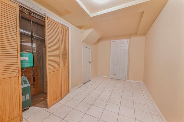 Empty room, Interior