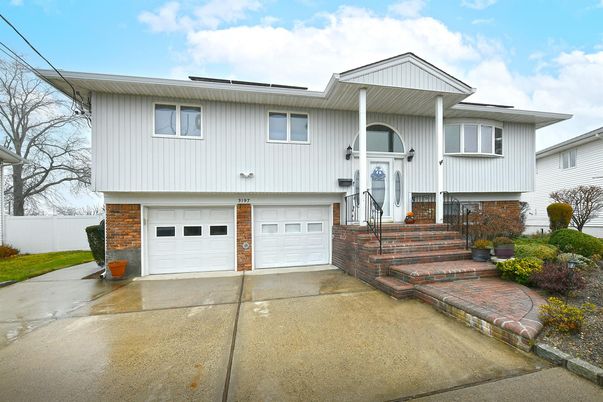 Attached, Exterior, Facade, Brick Facade, Raised Ranch