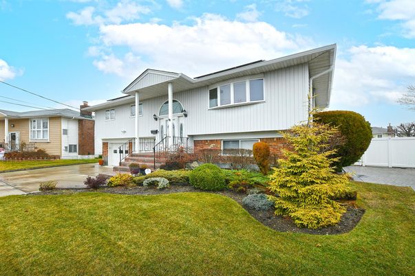 Attached, Exterior, Facade, Brick Facade, Raised Ranch
