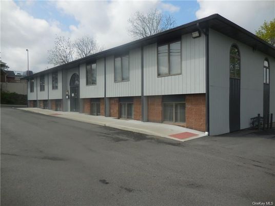 Exterior, Facade, Brick Facade, Raised Ranch