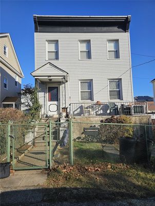Exterior, Facade, American Foursquare