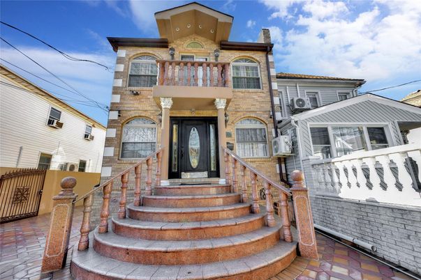 Exterior, Facade, Mediterranean