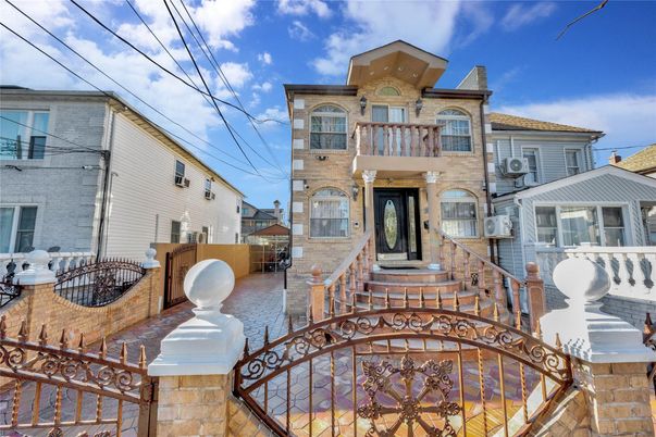 Exterior, Facade, Rowhouse