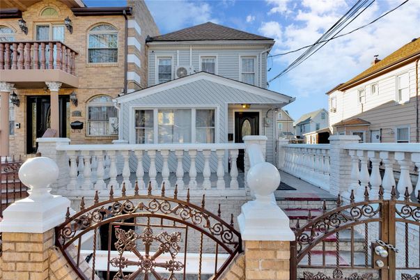 Exterior, Facade, Queen Anne Victorian