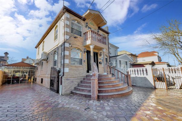Exterior, Facade, Rowhouse