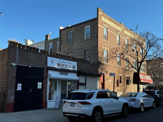 Exterior, Facade, Brick Facade, Rowhouse