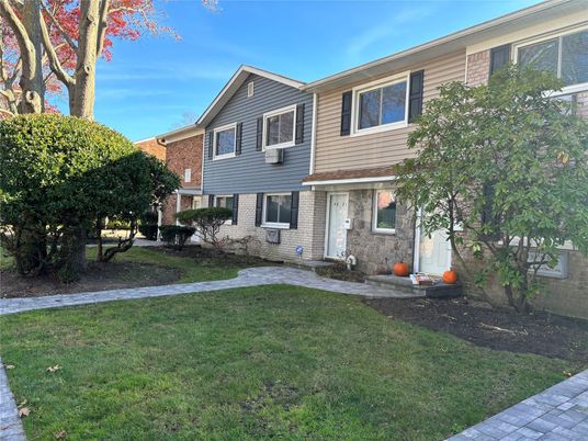 Exterior, Facade, Brick Facade, Rowhouse