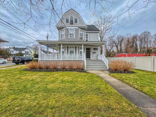 Exterior, Facade, Queen Anne Victorian