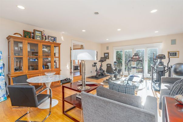 Fitness Equipment, Interior, Living room, Recessed Lighting, Wood Texture Flooring