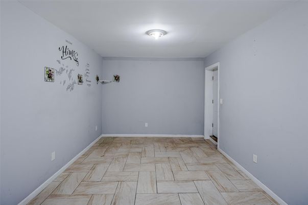 Empty room, Interior