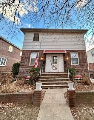 Exterior, Facade, Brick Facade, American Foursquare