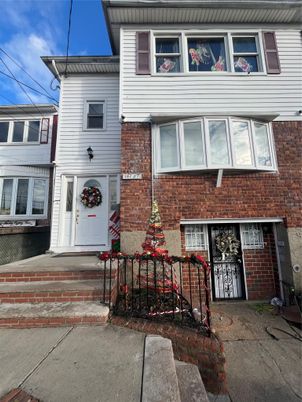 Exterior, Facade, Brick Facade, Rowhouse