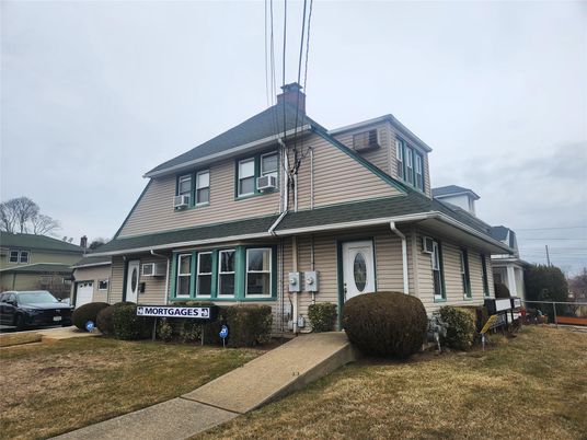 Attached, Exterior, Facade, Cape Cod