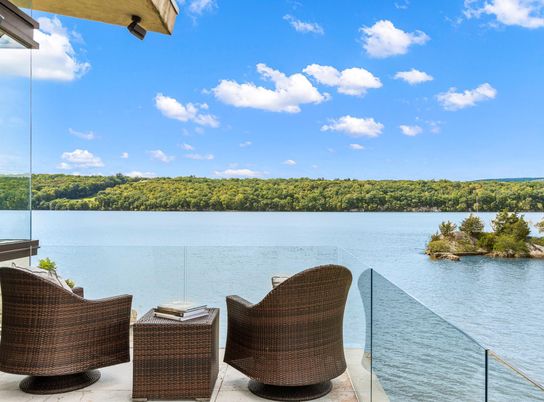 Exterior, Lake