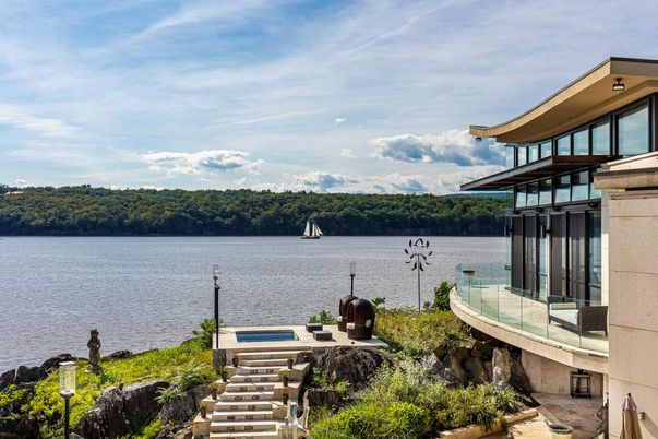 Exterior, Lake
