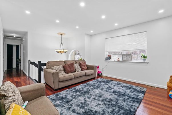 Interior, Living room, Pendant Lights, Recessed Lighting, Wood Texture Flooring