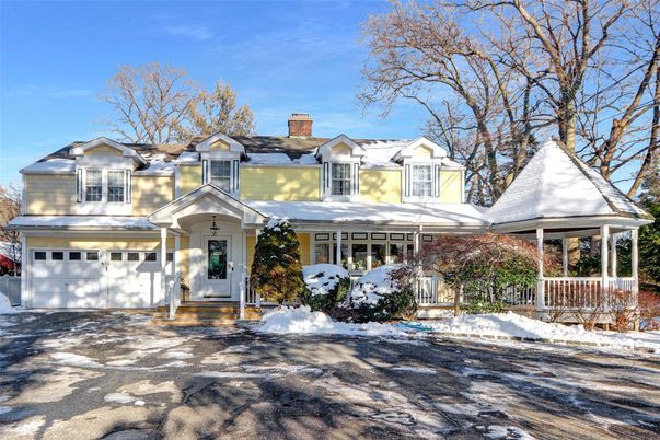 Attached, Exterior, Facade, Cape Cod