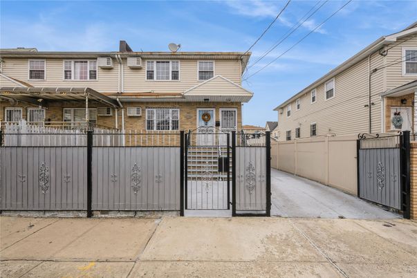 Exterior, Facade, Rowhouse