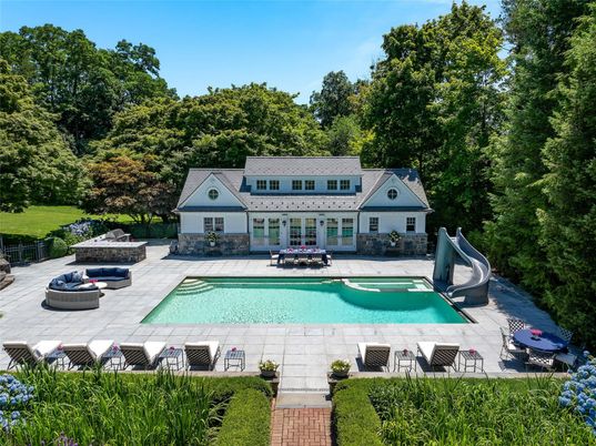 Exterior, Playground, Pool