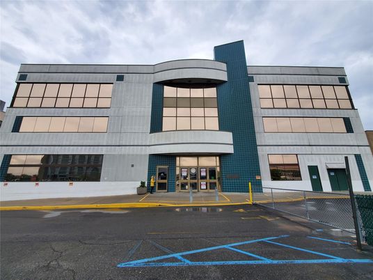 Exterior, Facade, Modern