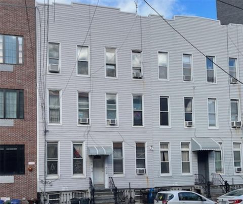 Exterior, Facade, Brick Facade, Rowhouse